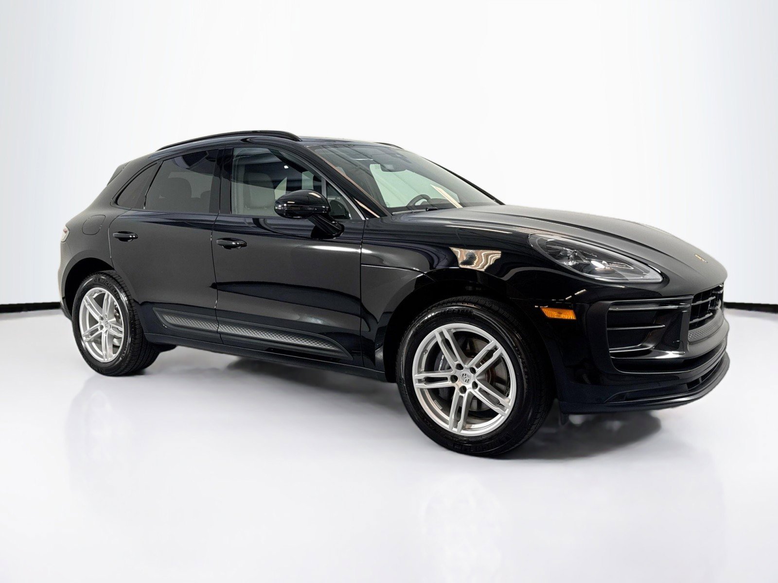 Certified 2025 Porsche Macan image 7