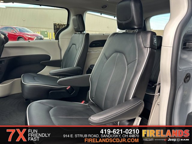 Used 2023 Chrysler Pacifica Limited w/ Uconnect Theater Family Group image 4