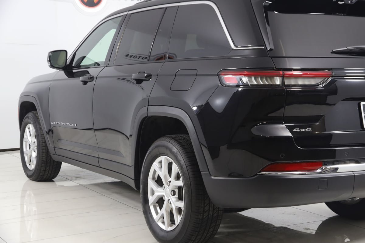Used 2023 Jeep Grand Cherokee Limited w/ Luxury Tech Group II AWD/4WD image 23