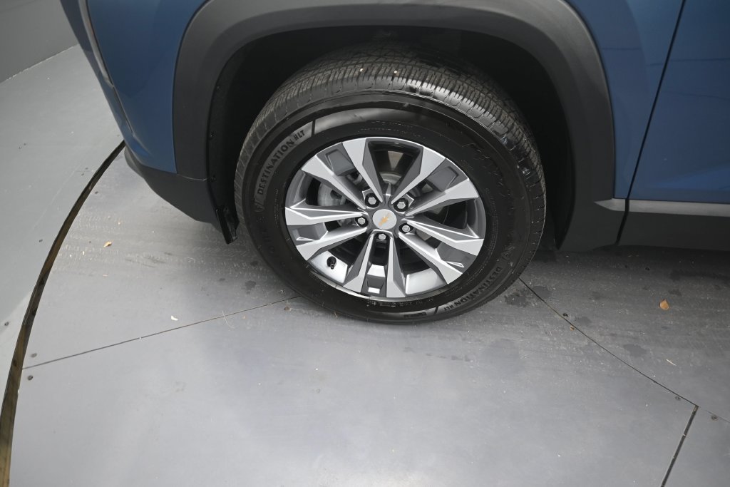 Used 2026 Chevrolet Equinox LT w/ Safety and Technology Package FWD image 9