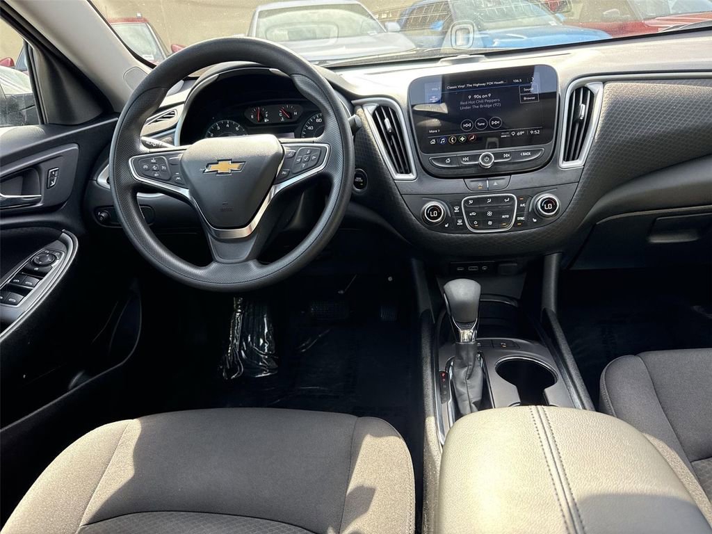 Used 2025 Chevrolet Malibu LT FWD image 17