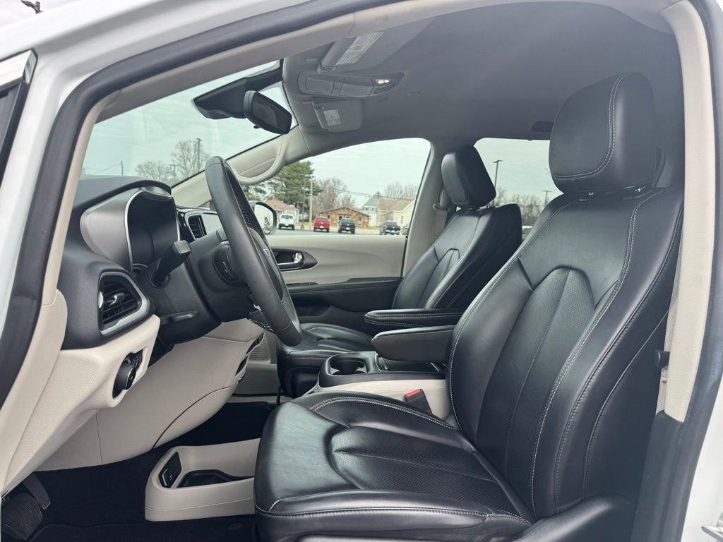 Used 2023 Chrysler Pacifica Touring-L image 5