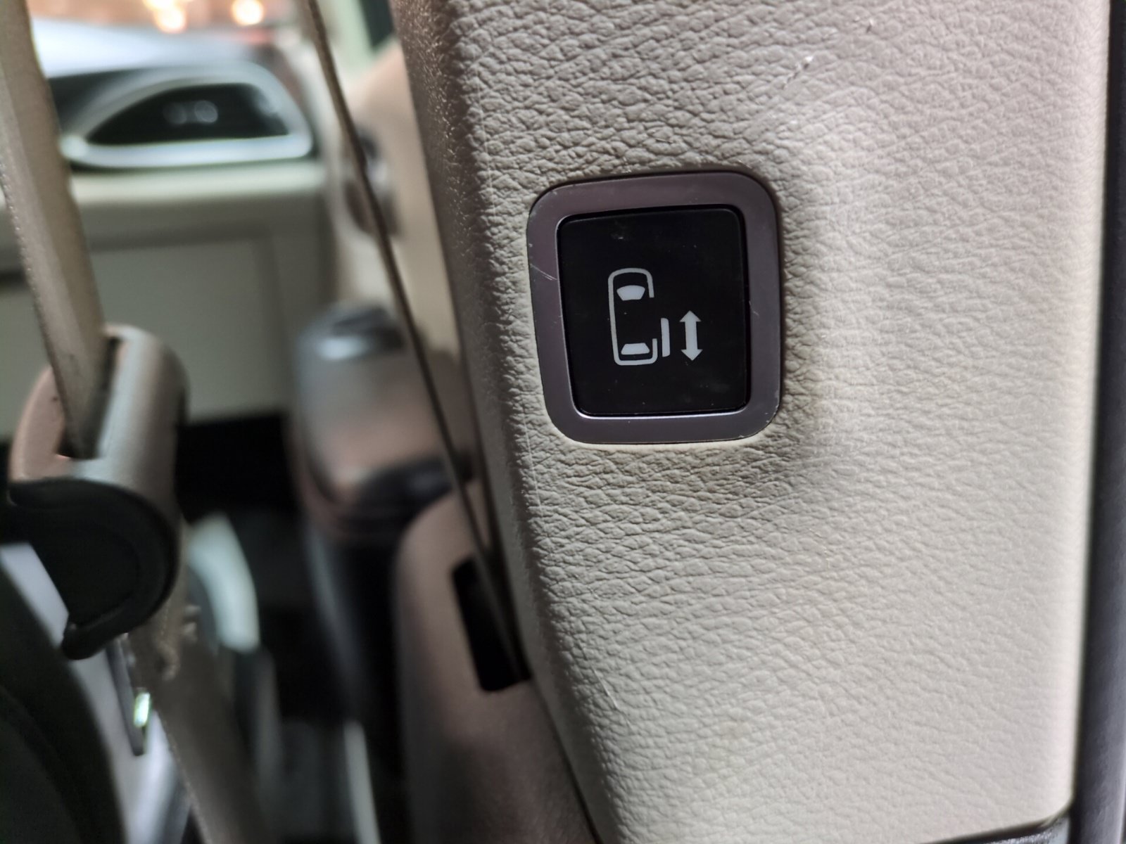 Used 2018 Chrysler Pacifica Touring-L FWD image 13