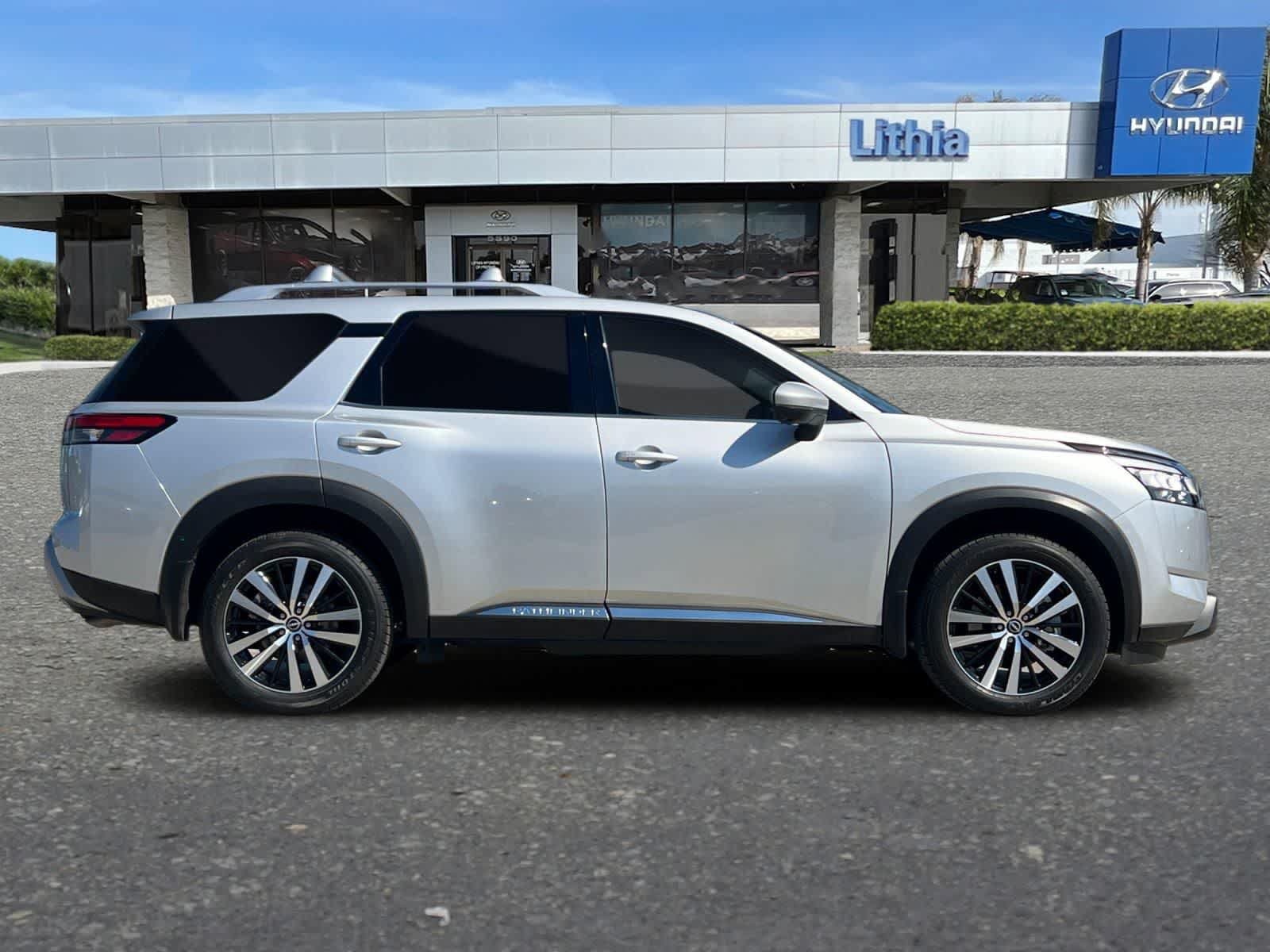 Used 2023 Nissan Pathfinder Platinum FWD image 9