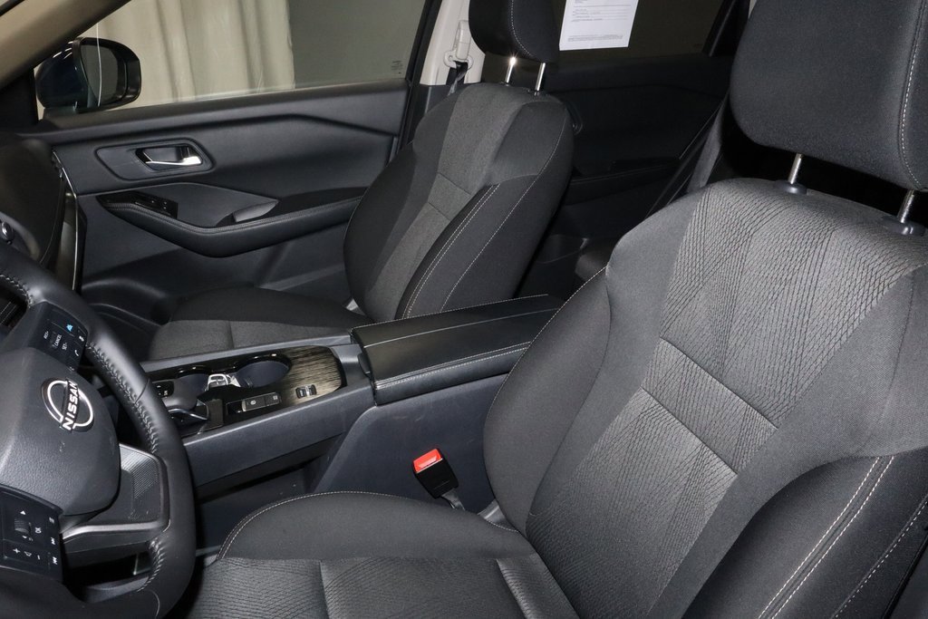 Certified 2025 Nissan Rogue SV image 27