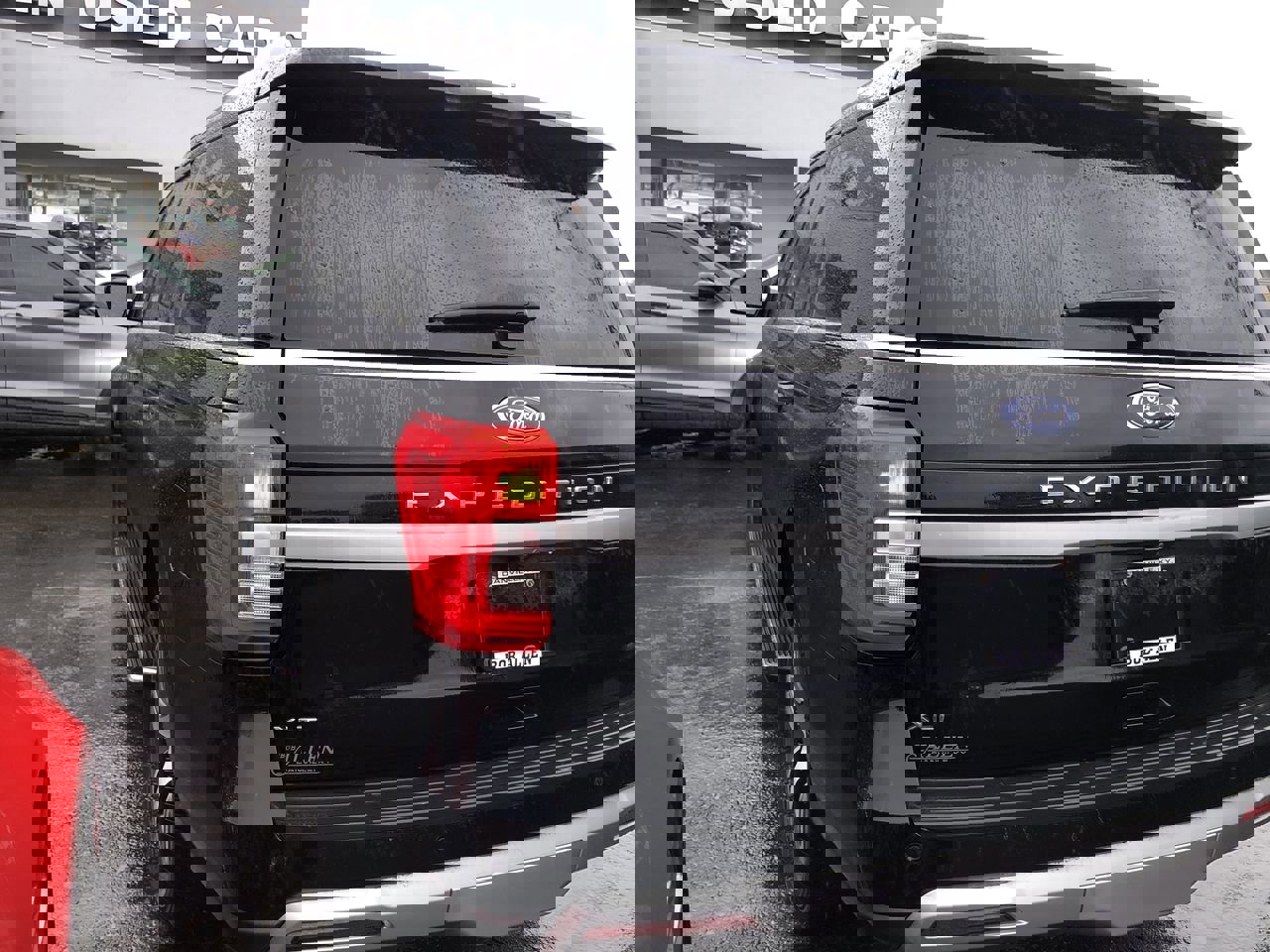 Used 2023 Ford Expedition XLT image 4