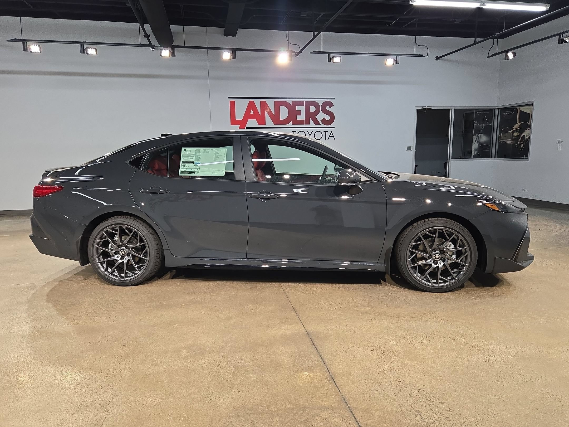 New 2026 Toyota Camry Hybrid FWD image 8