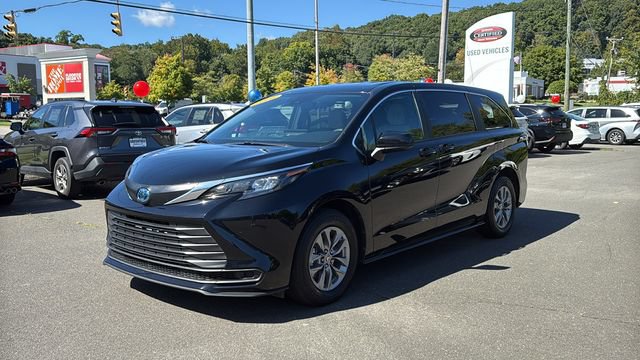 Certified 2025 Toyota Sienna LE FWD image 3