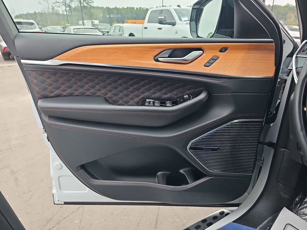 Used 2023 Jeep Grand Cherokee Summit image 31