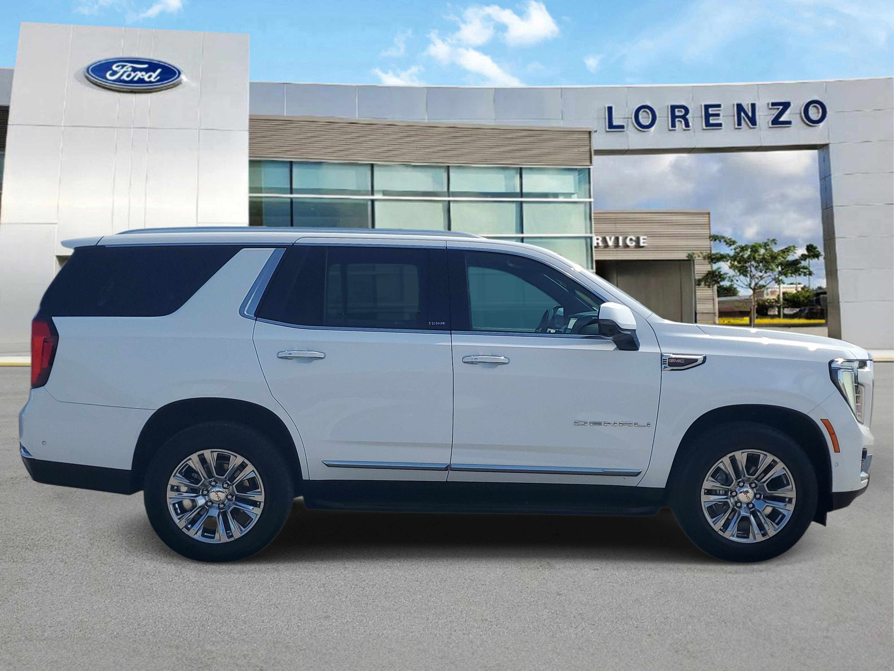 Used 2025 GMC Yukon Denali RWD image 4