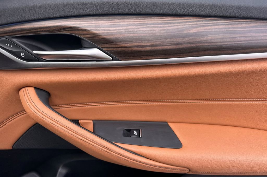 Used 2023 BMW 530e w/ Convenience Package image 18