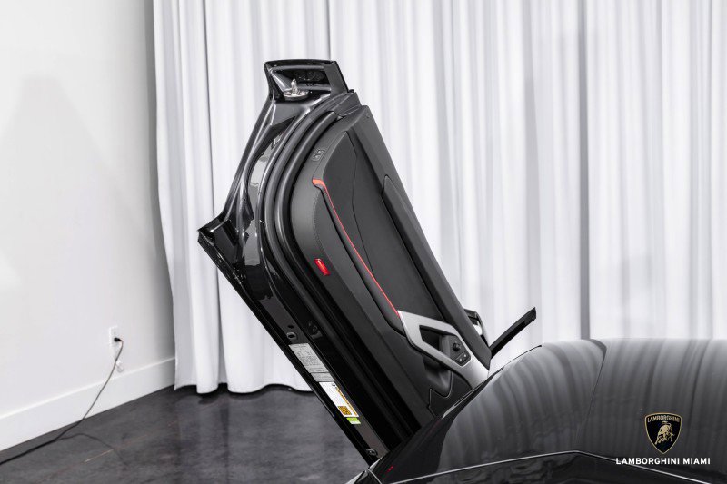 Used 2018 Lamborghini Aventador S image 46