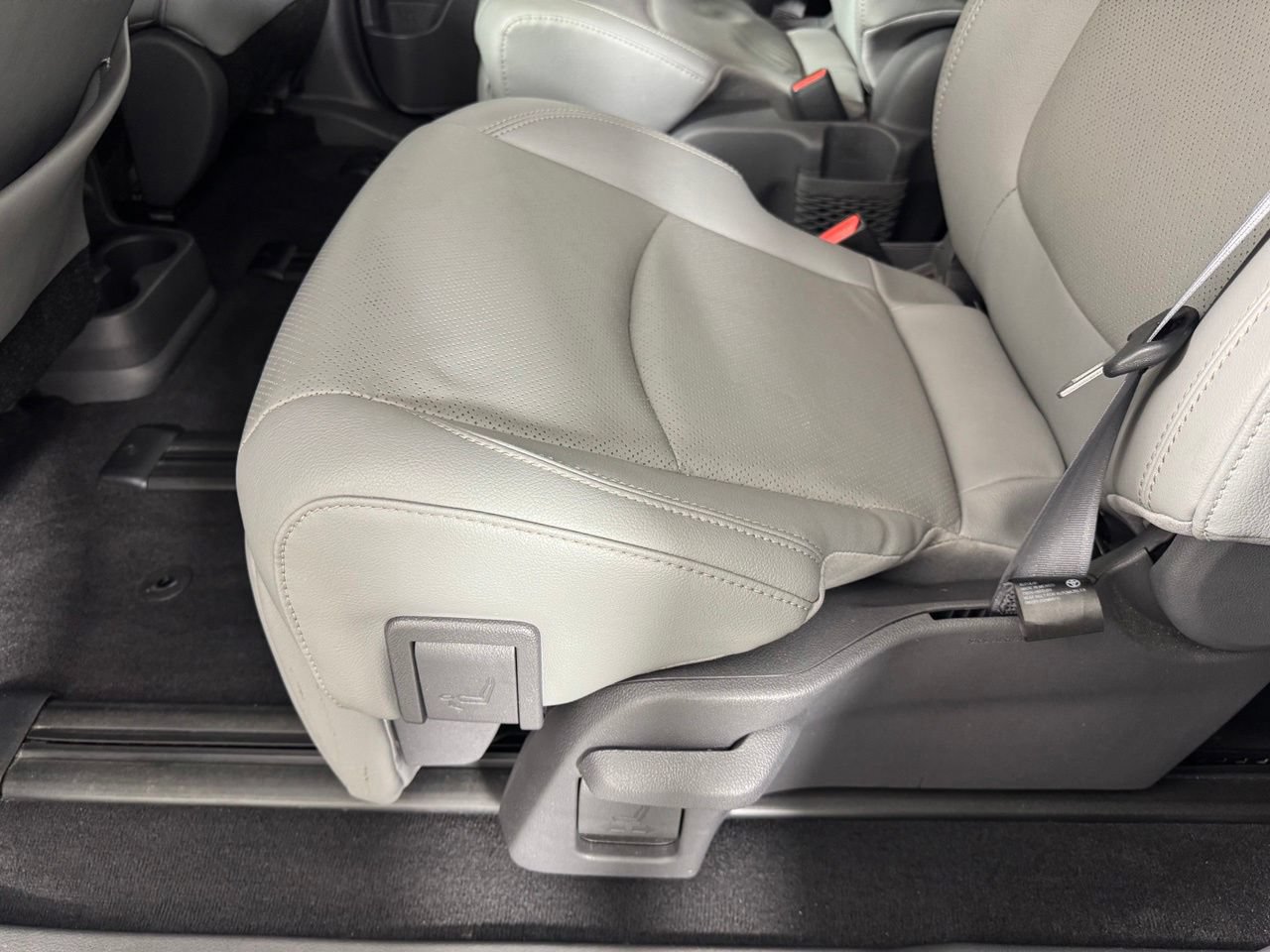Used 2021 Toyota Sienna Limited FWD image 31