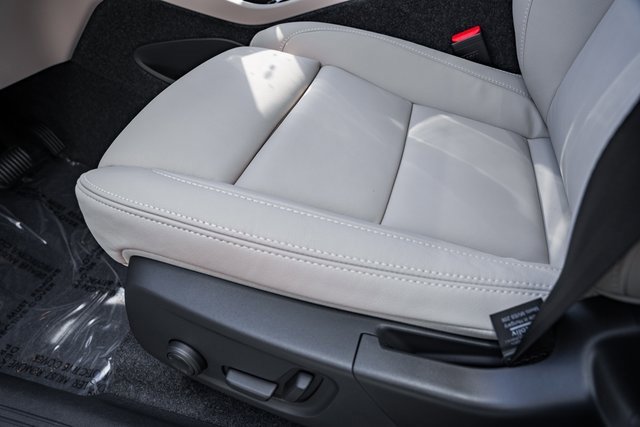 Certified 2025 Volvo XC40 B5 Plus w/ Protection Package Premier image 30