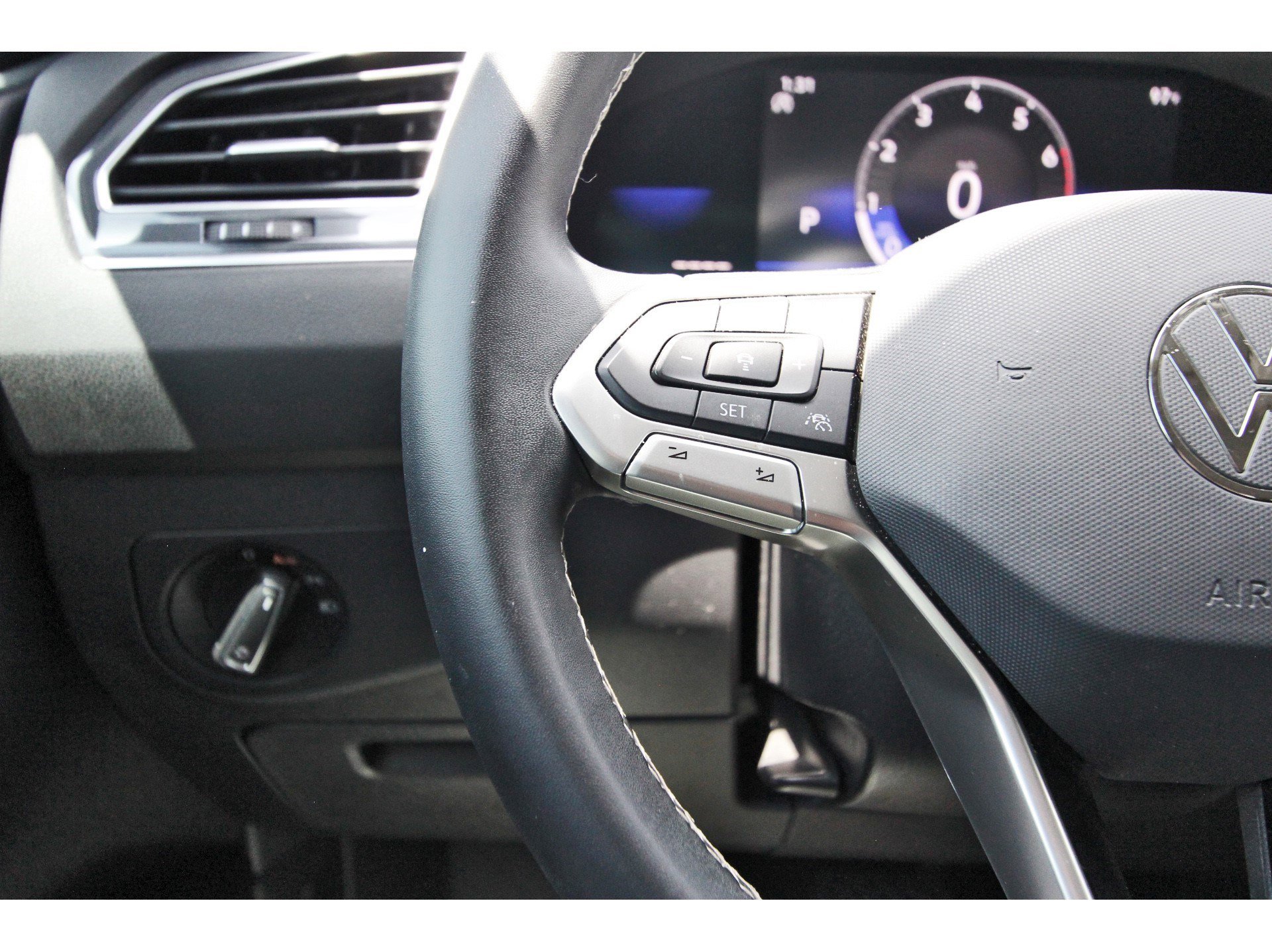 Used 2022 Volkswagen Tiguan SE image 17