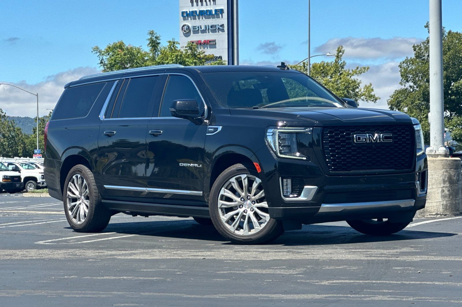 Used 2023 GMC Yukon XL Denali w/ Denali Reserve Package AWD/4WD image 2