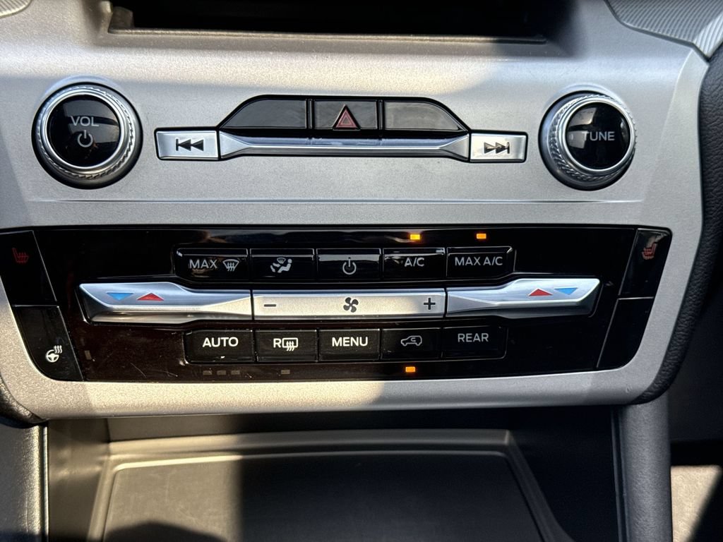 Used 2022 Ford Explorer XLT w/ Equipment Group 202A AWD/4WD image 17