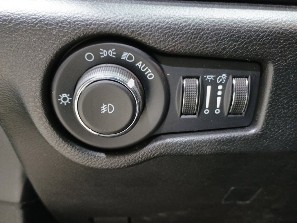 Used 2023 Chrysler Pacifica Limited w/ Uconnect Theater Family Group image 29