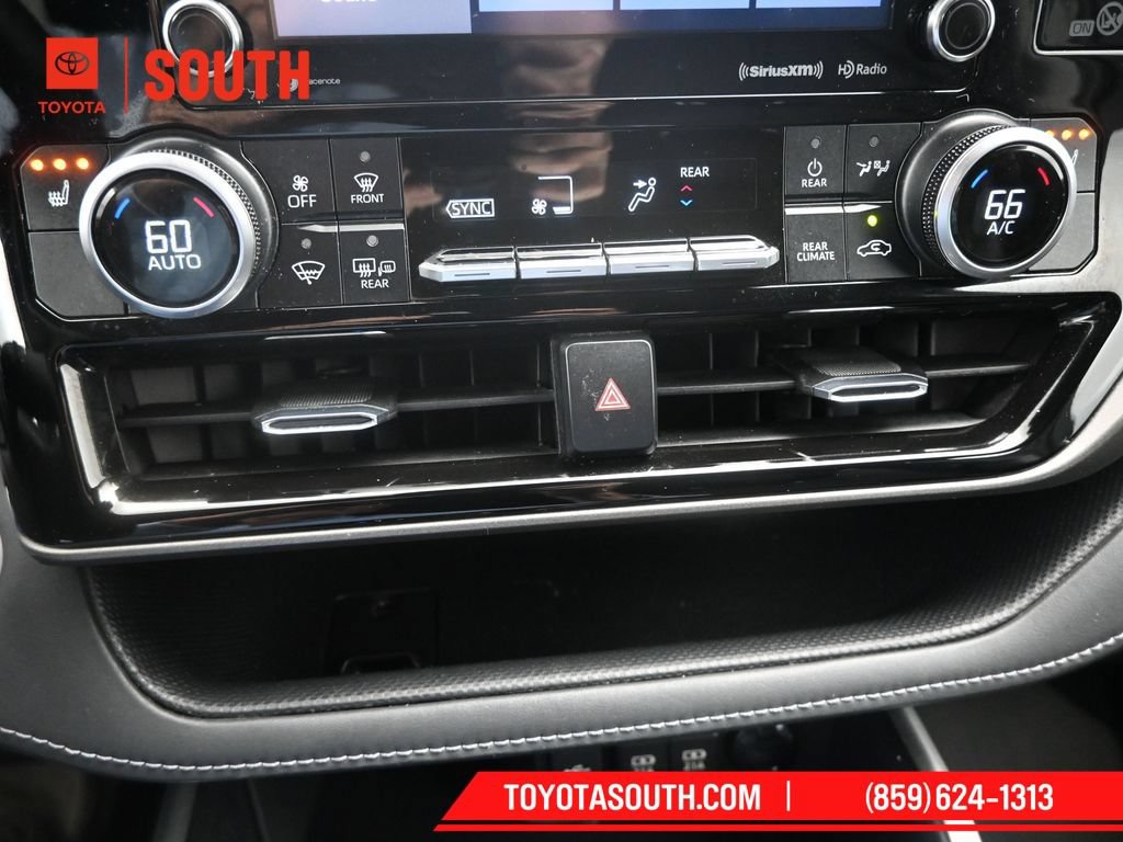 Used 2020 Toyota Highlander XLE AWD/4WD image 21
