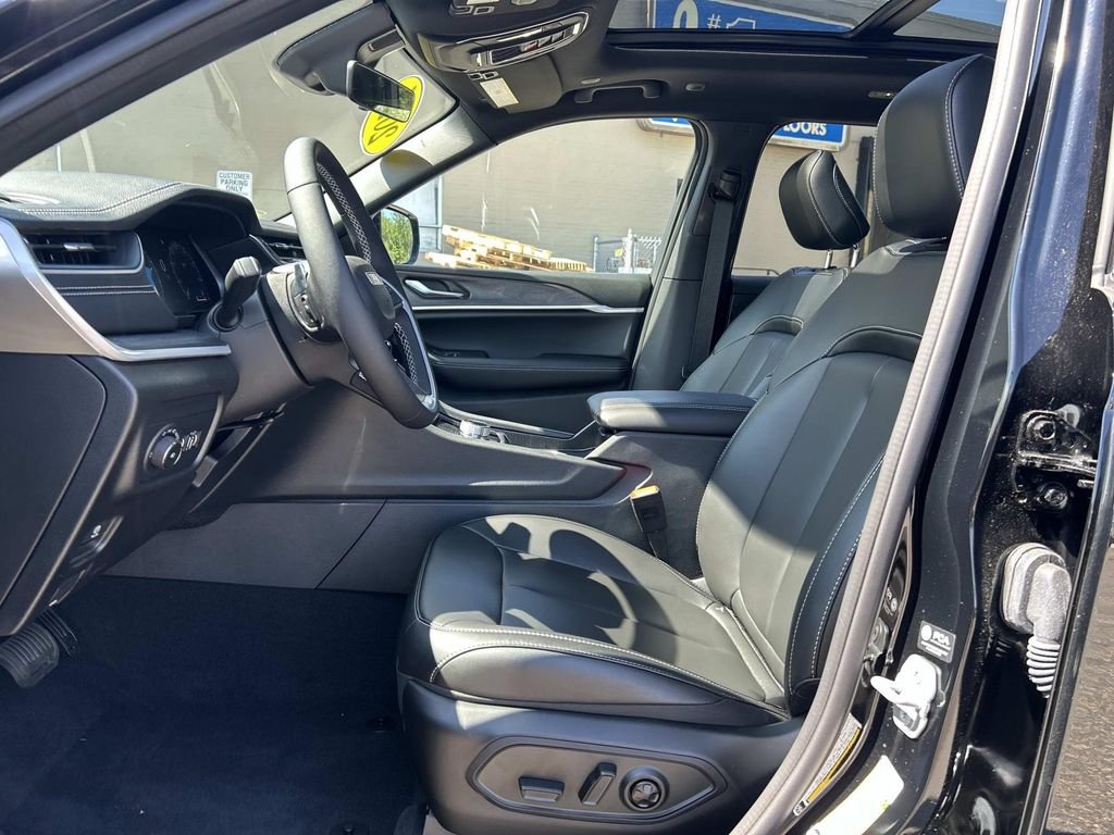 Certified 2025 Jeep Grand Cherokee Limited AWD/4WD image 17
