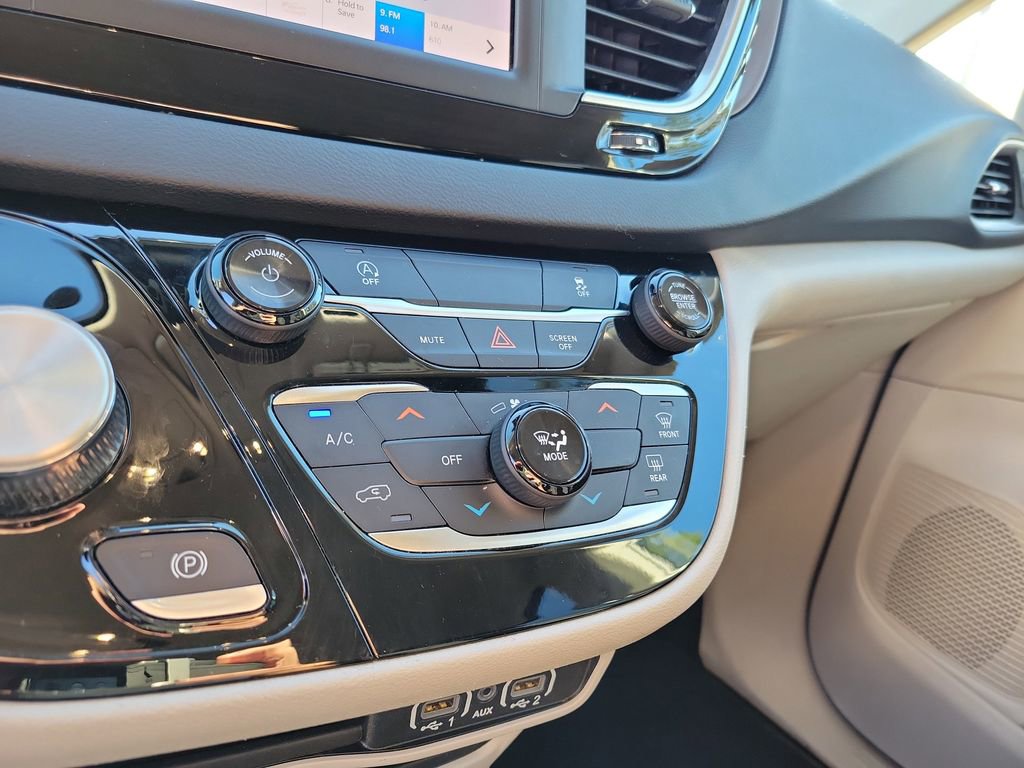 Used 2023 Chrysler Voyager LX image 23