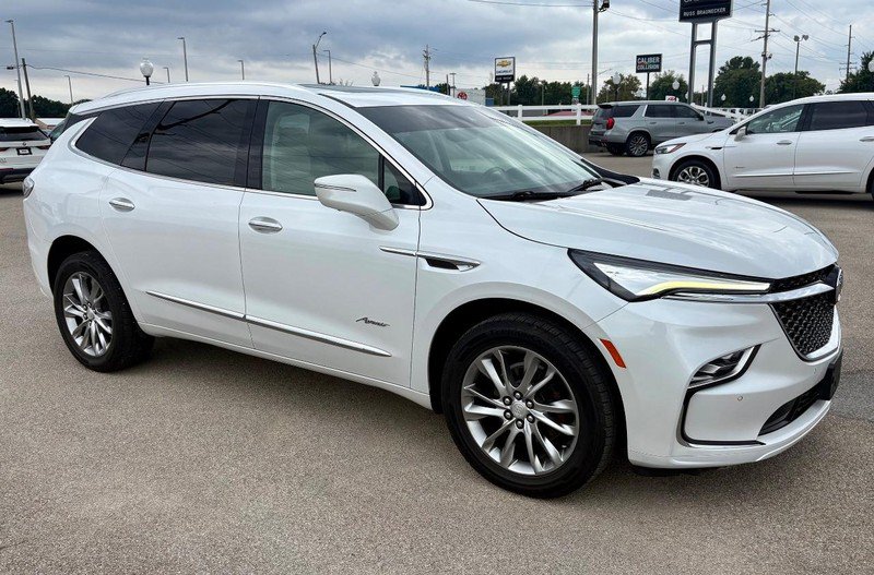 Used 2022 Buick Enclave Avenir w/ Avenir Technology Package AWD/4WD image 2