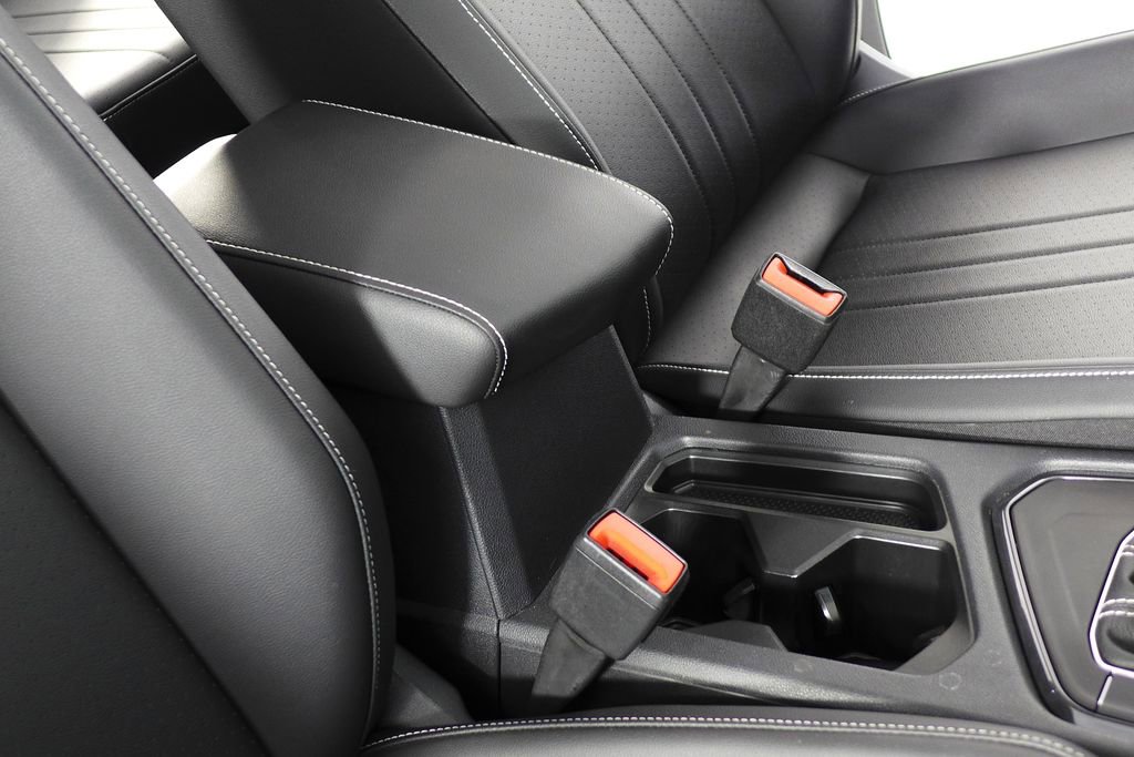 Used 2024 Volkswagen Tiguan SE w/ Panoramic Sunroof Package image 16