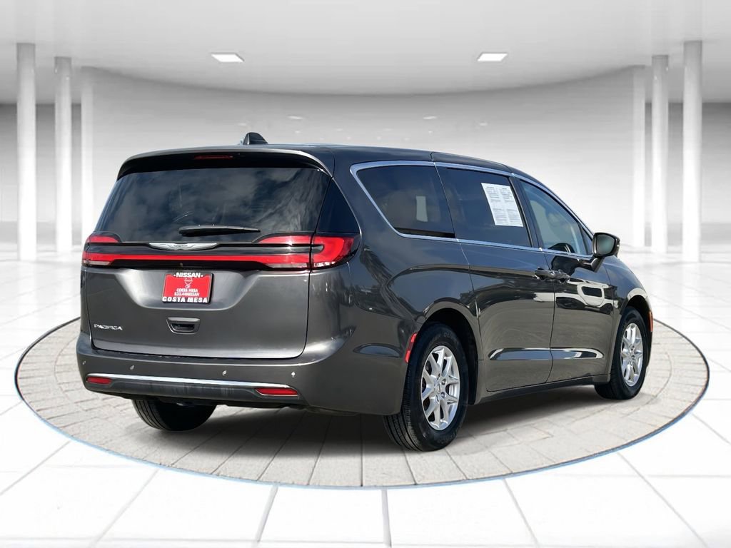 Used 2023 Chrysler Pacifica Touring-L image 4