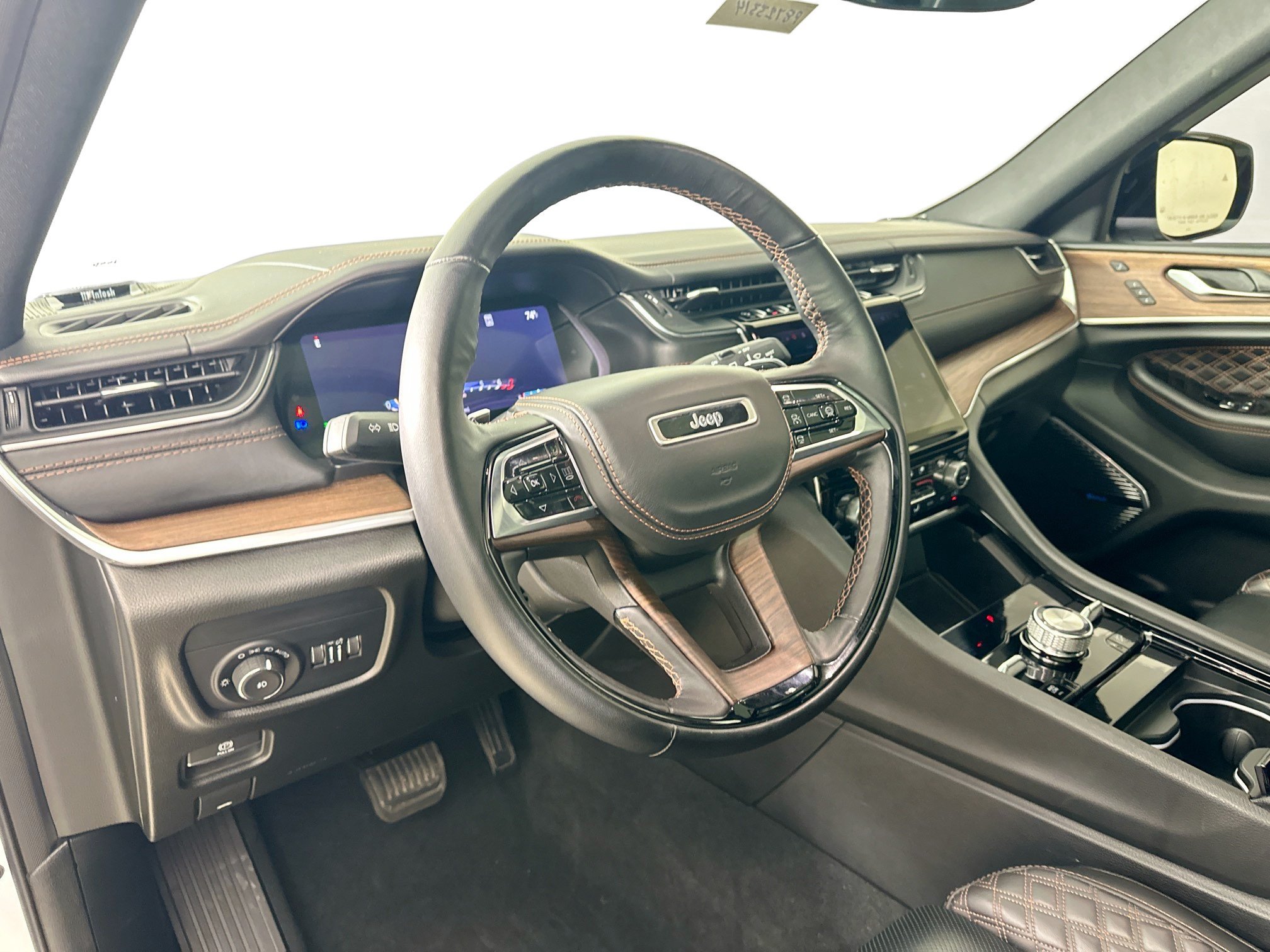 Used 2023 Jeep Grand Cherokee L Summit w/ High Altitude Package AWD/4WD image 9