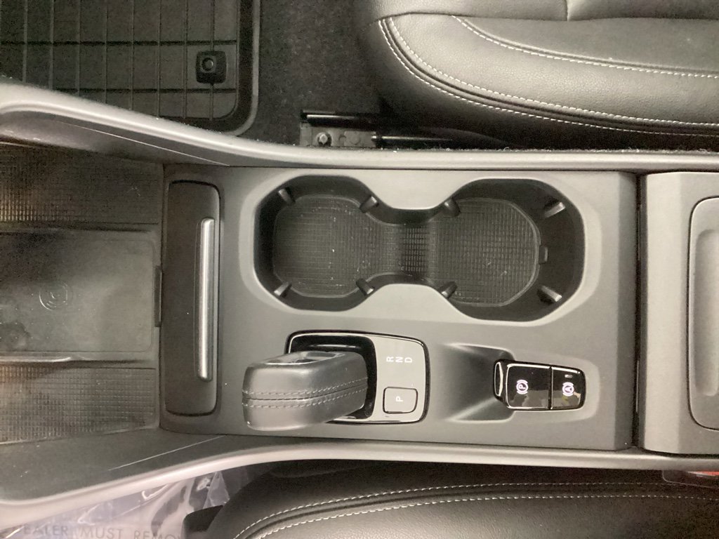 Used 2021 Volvo XC40 T5 Momentum w/ Premium Package image 26