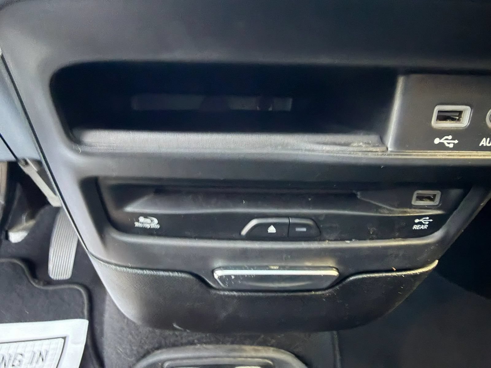 Used 2020 Chrysler Pacifica Limited w/ Advanced Safetytec Group FWD image 32