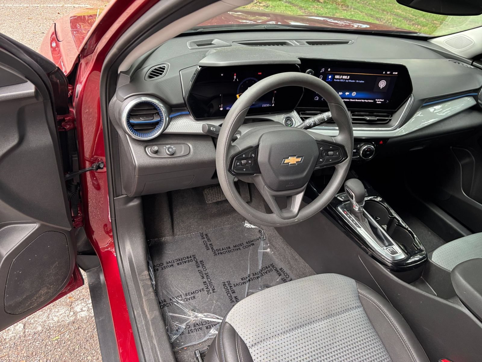 Used 2025 Chevrolet Trax LT FWD image 32