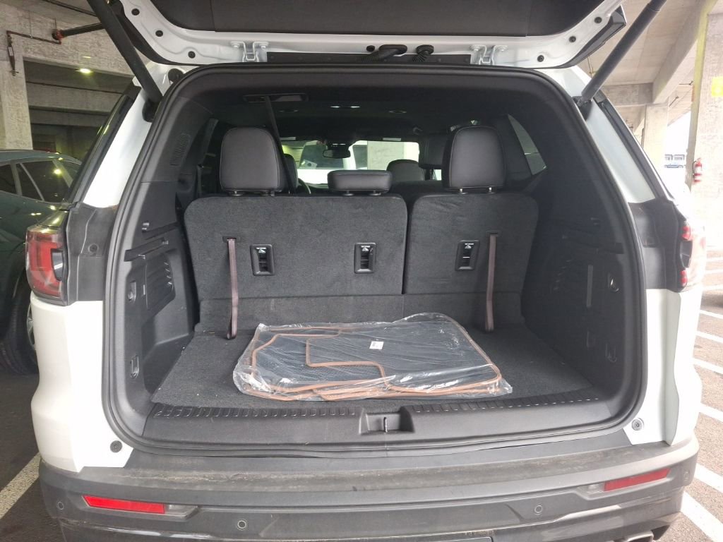 Used 2025 GMC Acadia AT4 w/ LPO, Floor Liner Package image 8