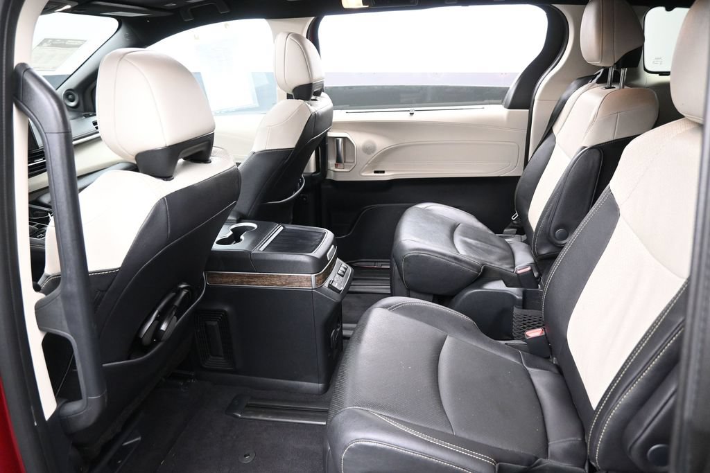 Used 2025 Toyota Sienna Platinum AWD/4WD image 22