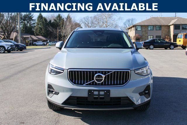 Used 2025 Volvo XC40 B5 Plus image 3