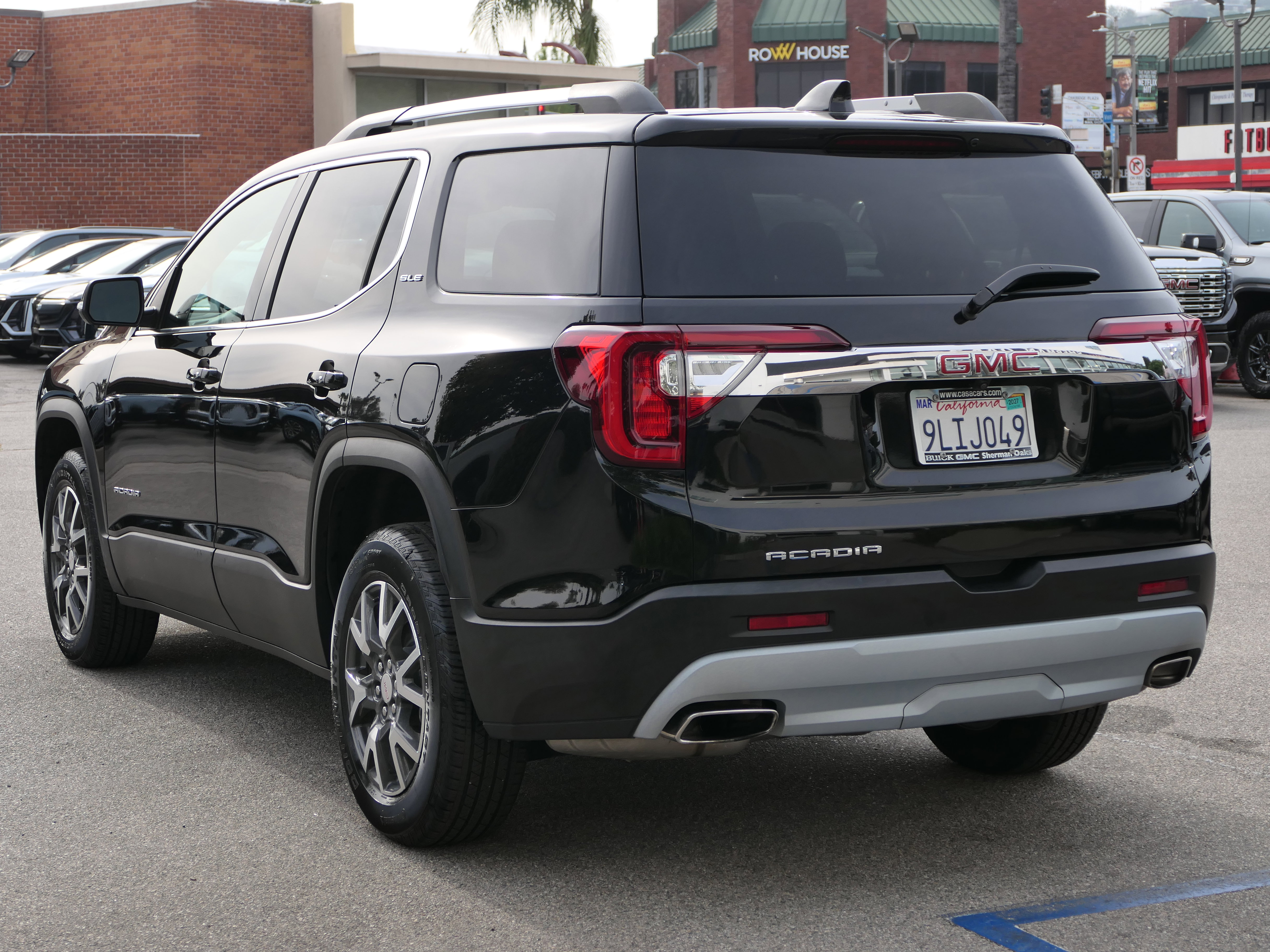 Used 2023 GMC Acadia SLE w/ Driver Convenience Package FWD image 3