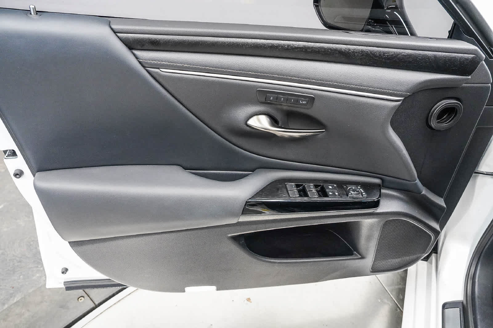 Used 2025 Lexus ES 300h w/ Premium Package FWD image 22