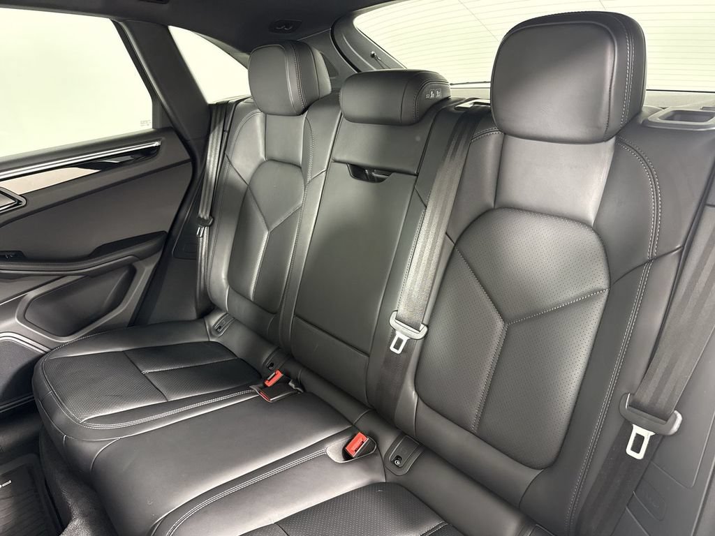 Certified 2026 Porsche Macan AWD/4WD image 22