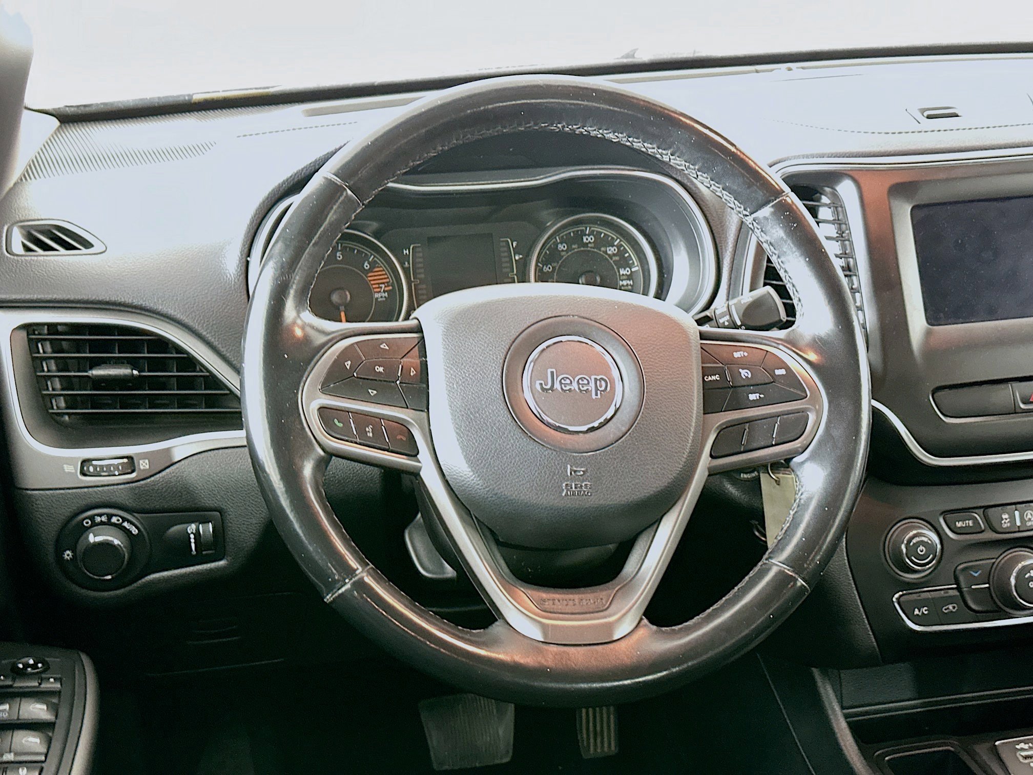 Used 2020 Jeep Cherokee Latitude w/ Cold Weather Group image 17