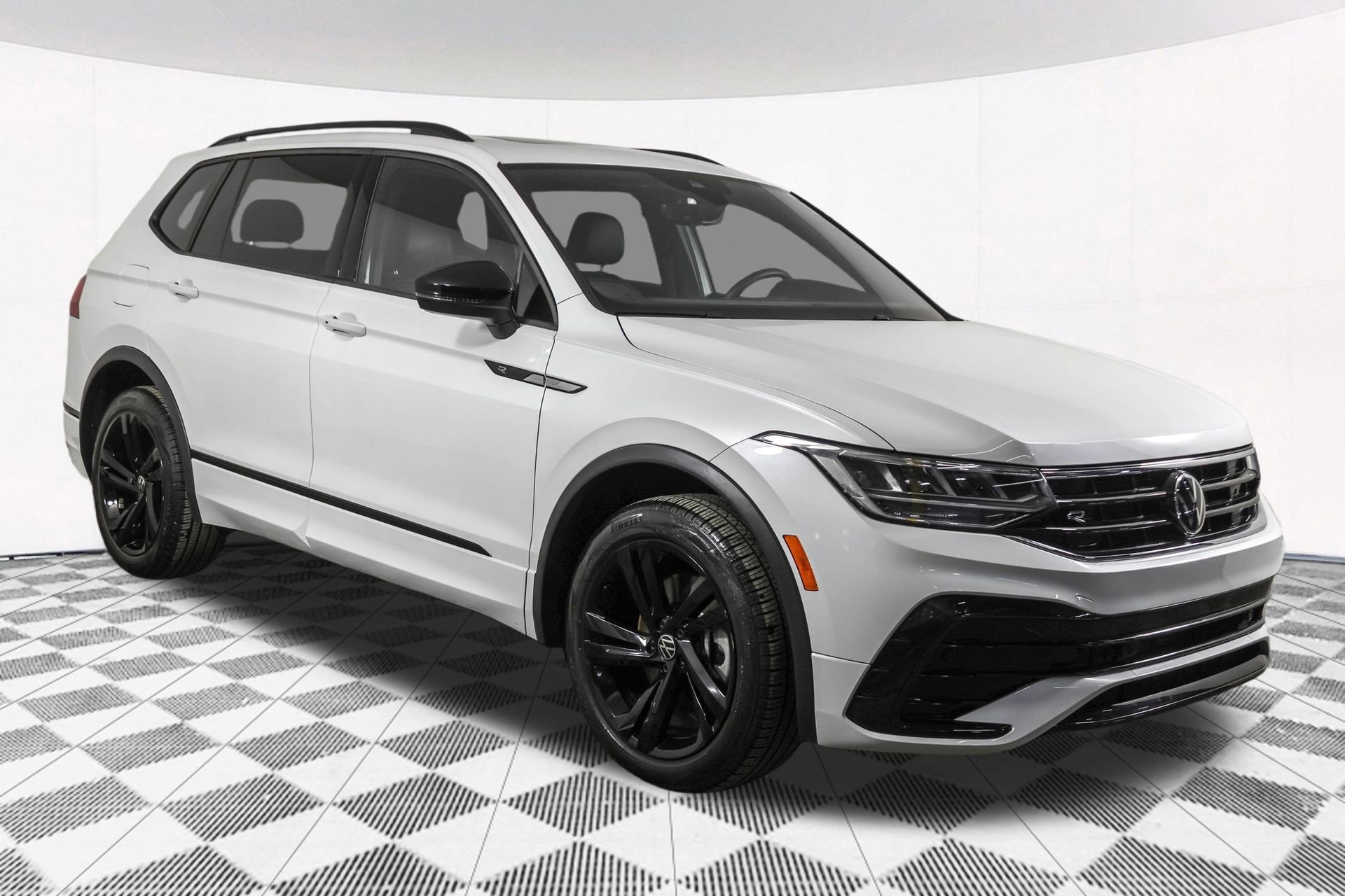 Used 2023 Volkswagen Tiguan SE R-Line image 11