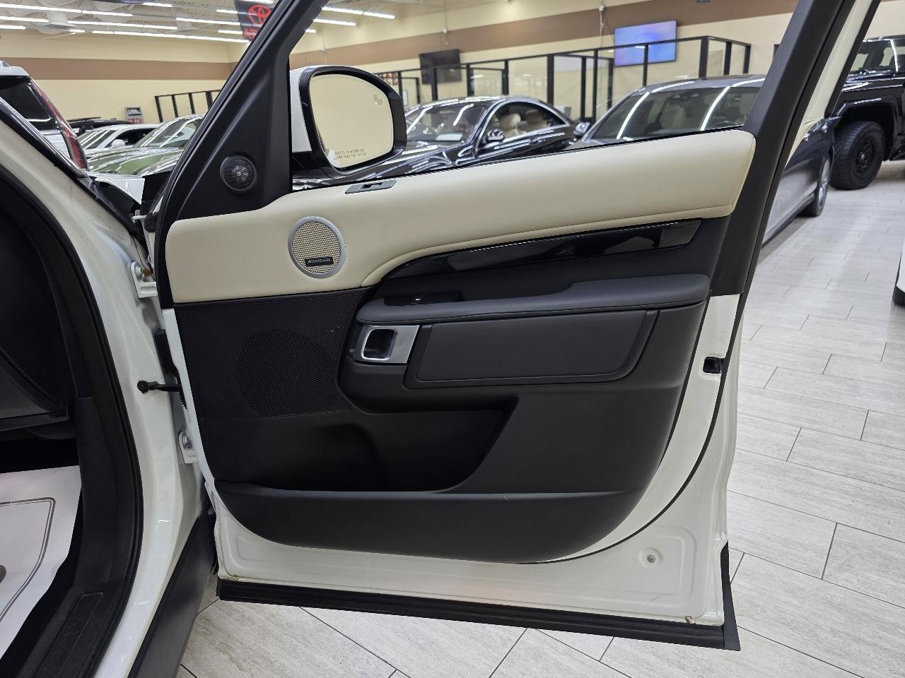 Used 2019 Land Rover Discovery SE AWD/4WD image 43
