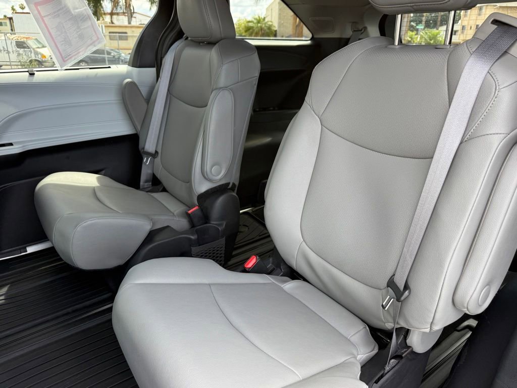 Used 2025 Toyota Sienna XLE w/ XLE Plus Package FWD image 33