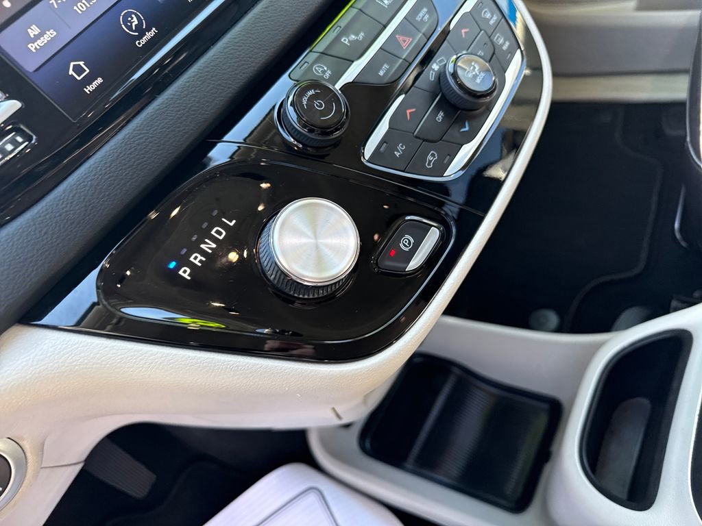 Used 2023 Chrysler Pacifica Touring-L image 27