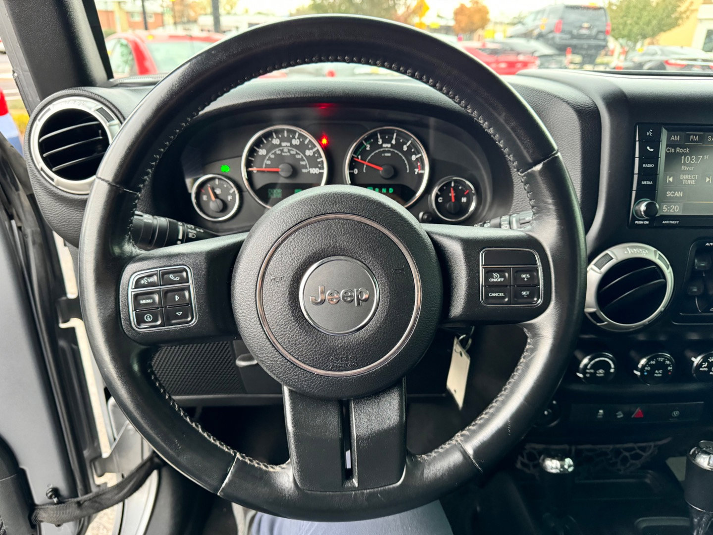 Used 2017 Jeep Wrangler Unlimited Rubicon w/ Connectivity Group AWD/4WD image 10