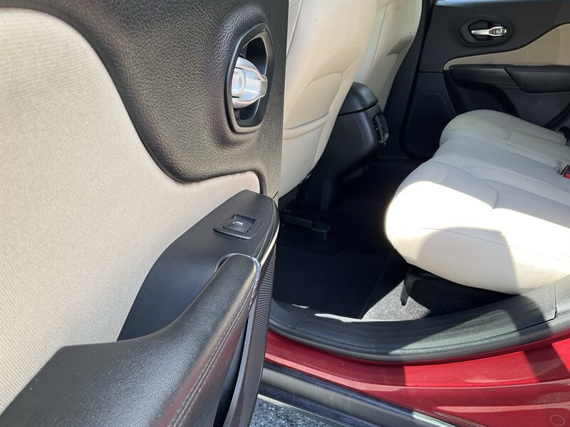Used 2016 Jeep Cherokee Latitude FWD image 15