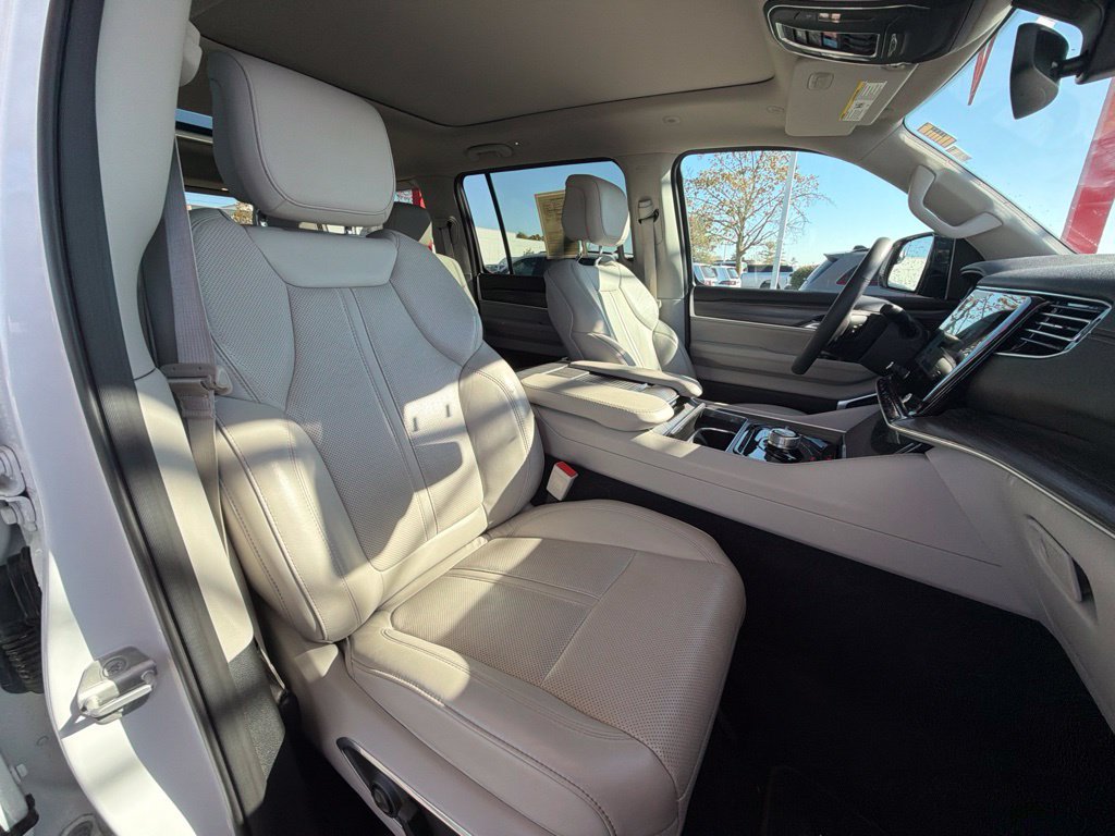 Used 2023 Jeep Wagoneer Series II w/ Premium Group I AWD/4WD image 30