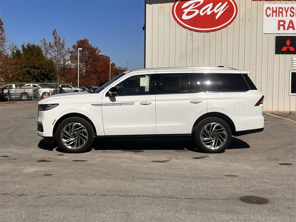 New 2025 Lincoln Navigator Reserve image 2