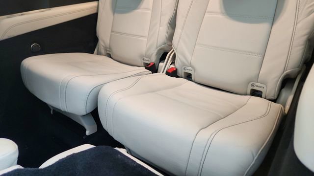 Used 2024 Mercedes-Benz GLS 450 4MATIC image 32