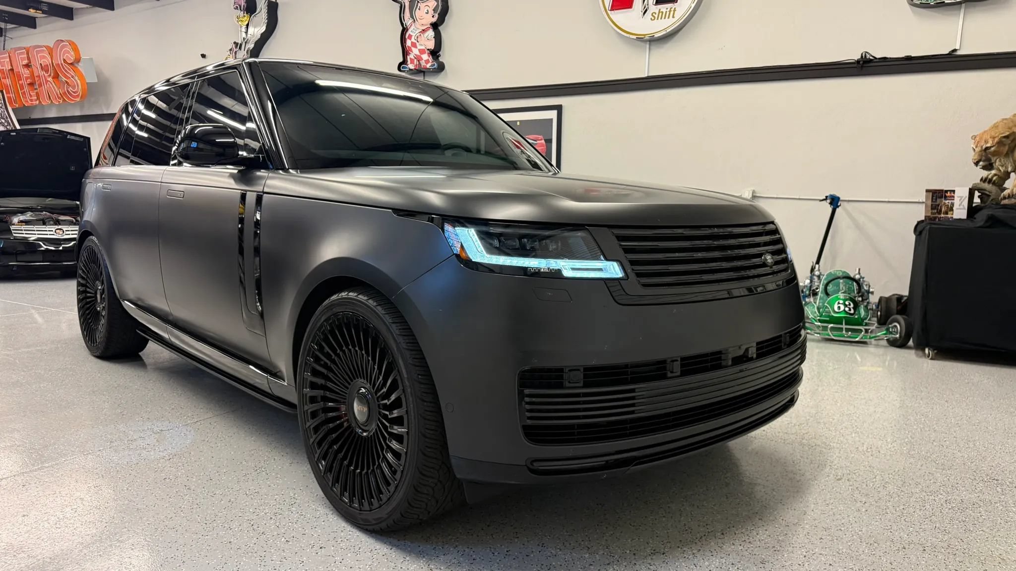 Used 2025 Land Rover Range Rover SV AWD/4WD image 2