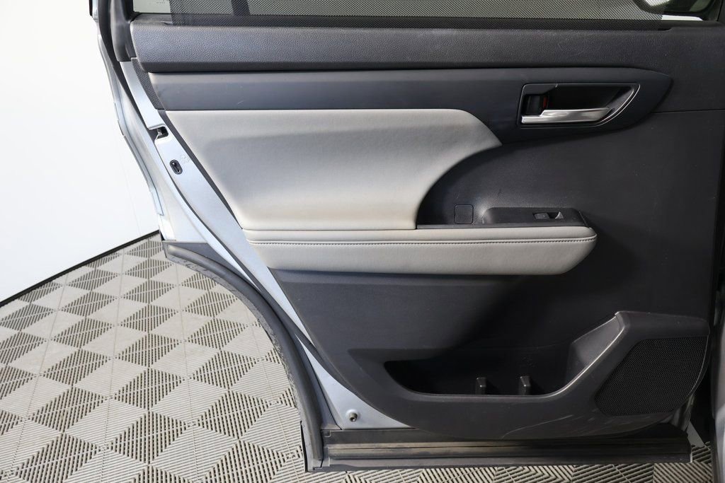 Used 2021 Toyota Highlander XLE image 11